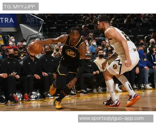 绝杀回合暂停时勇士换防守球员的背后策略分析与阿德尔曼的战术思考